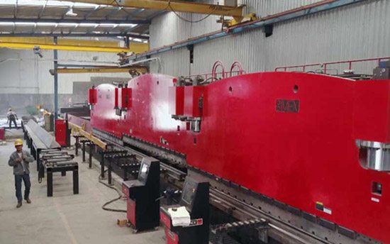 Long tandem press brake for bending steel plate